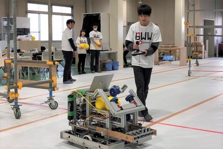 ロボットを操縦してる様子