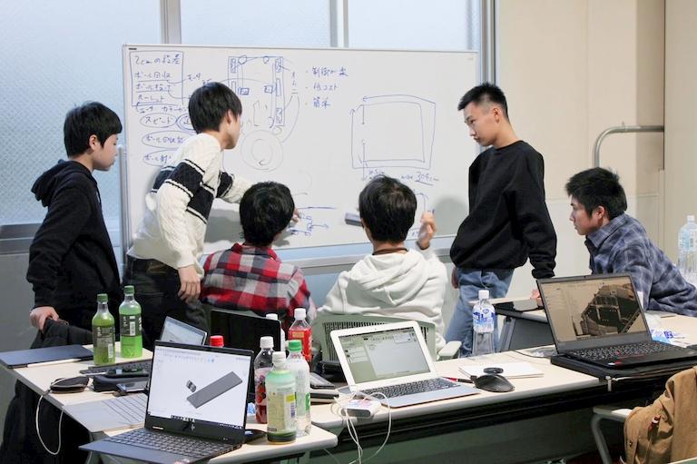 チームで話し合ってる様子