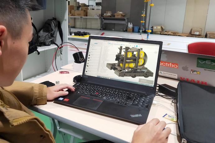 CADソフトを使ってロボットの設計をしている様子