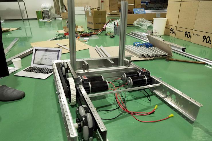 組み立て途中のロボット