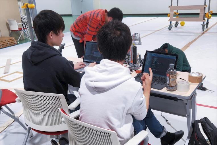 プログラミング班が話し合ってる様子