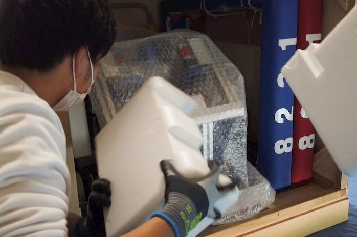 ロボットを梱包している様子