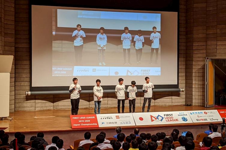 FLLの全国大会で発表してる様子