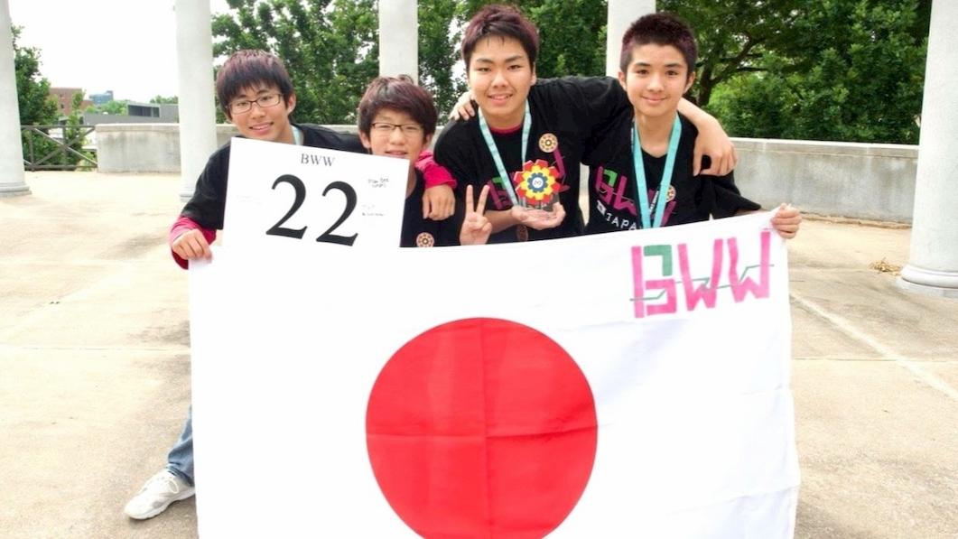 国旗を持って集合写真を撮っている様子