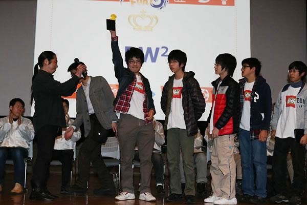 大会会場の壇上で集合写真を撮っている様子