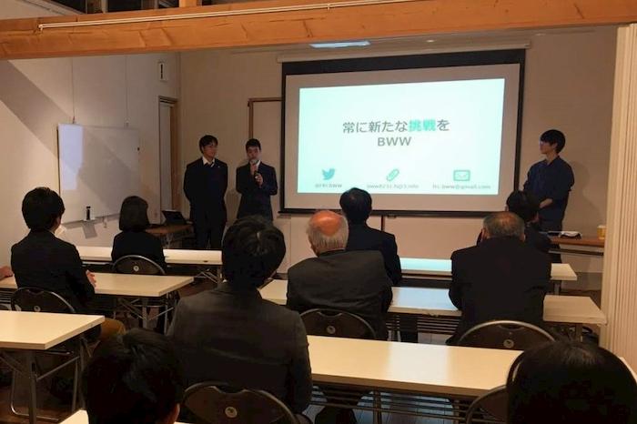 しんゆり交流空間リリオスでプレゼンを行っている様子